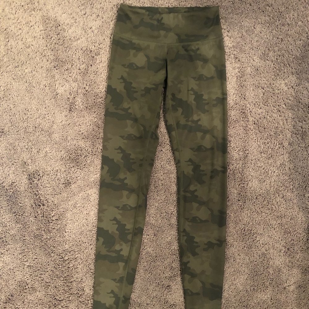 Lululemon camo Wunder Under leggings